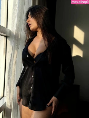 Shanu Dhekawa [ shanu-dhekawa ] - Vibrator masturbation in a vulgar pose. Climaxing violently.