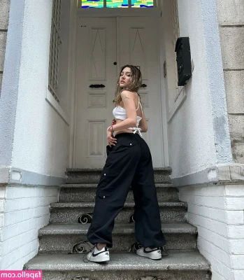 cisilleyup - What do you guys prefer, boobs or booty? 😉🍑 Comment below