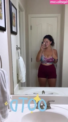 Kayla_rejane [ kayla-rejane ] - How bout some big Titties to slide your big cock in between😋