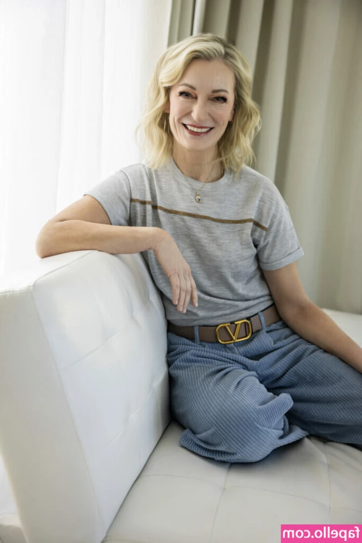 Monika Gruber [ monika-gruber ] - strange fact about me number 47 - I like to sit across the bath