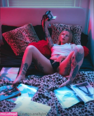 CallMeAugust - who wants a few nudes that I took today 🖤