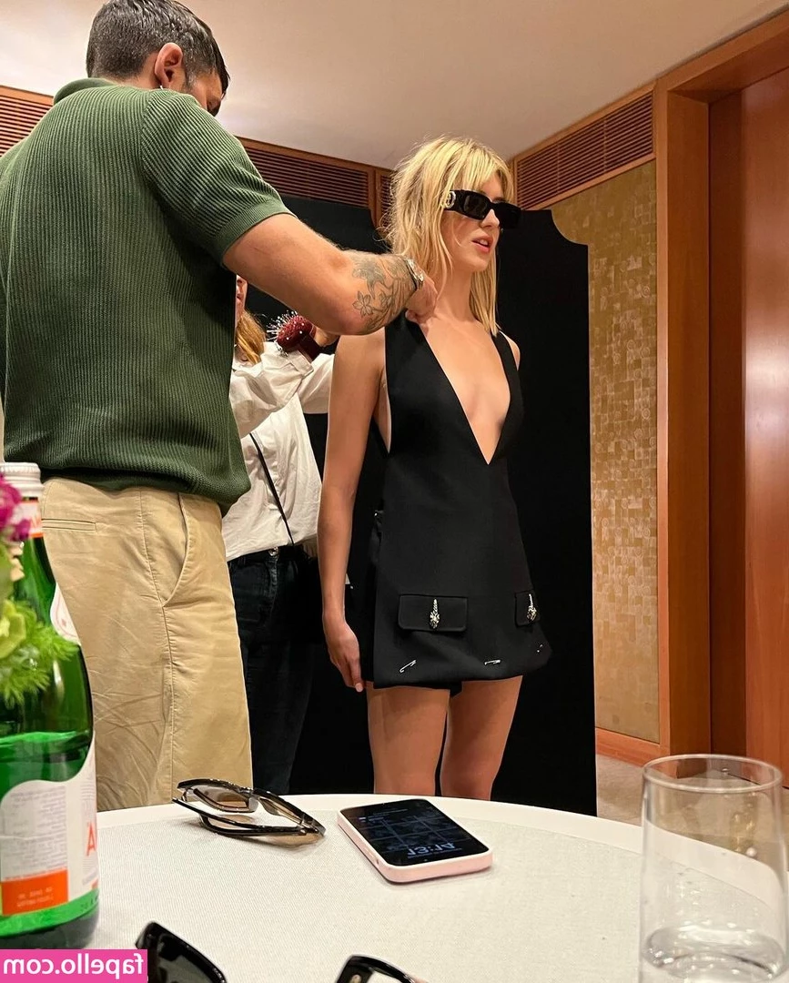 Daisy Edgar-Jones [ daisy-edgar-jones ] - swipe to take my shirt off