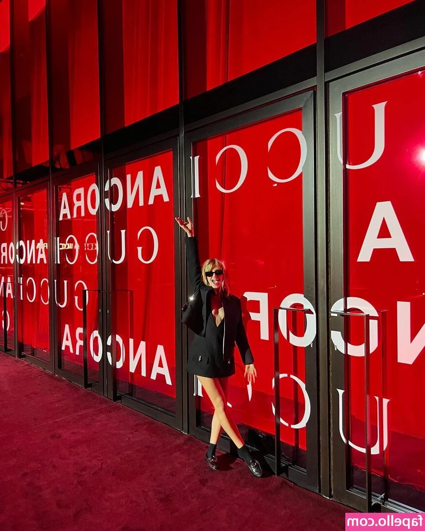 Daisy Edgar-Jones [ daisy-edgar-jones ] - Who likes this position