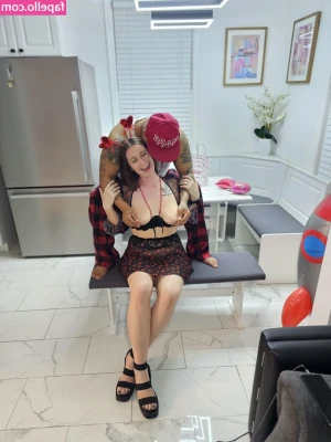 QueenB_HW [ queenb-hw ] - Swipe left to open 😘