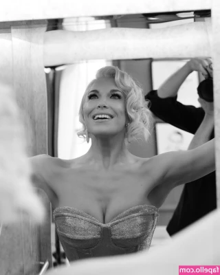 Hannah Waddingham [ hannah-waddingham ] - DM any special request