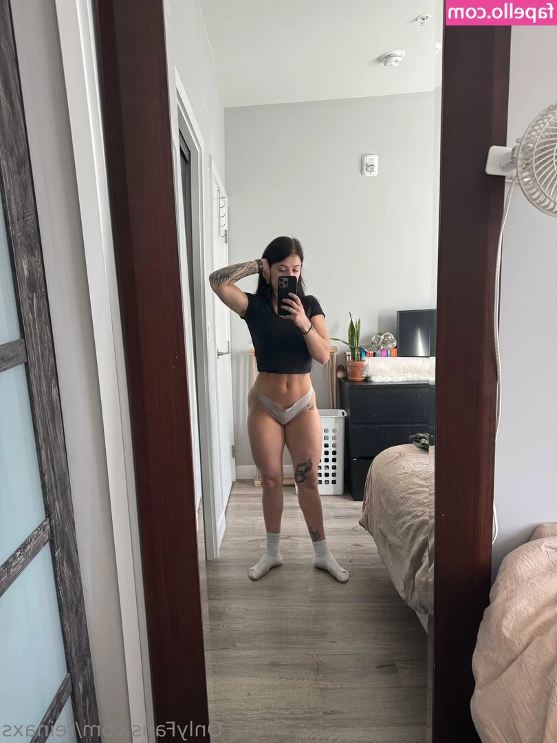 reina_reinastic [ reina-reinastic ] - Having fun outside 🥵