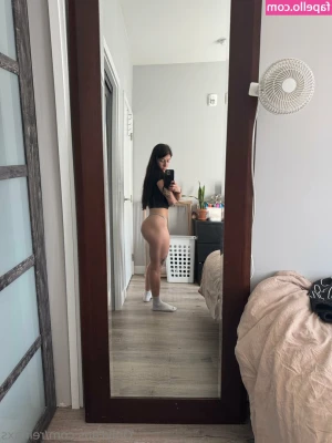 reina_reinastic [ reina-reinastic ] - Rebolando gostoso 🍑 tirando a calcinha 😈🔥