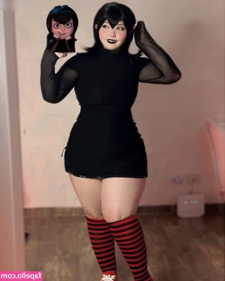 Gothicc - Swipe to pull up my top 😱