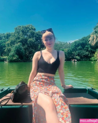 Abbie Budden [ abbie-budden ] - Do you like how I look? I await your response 😘