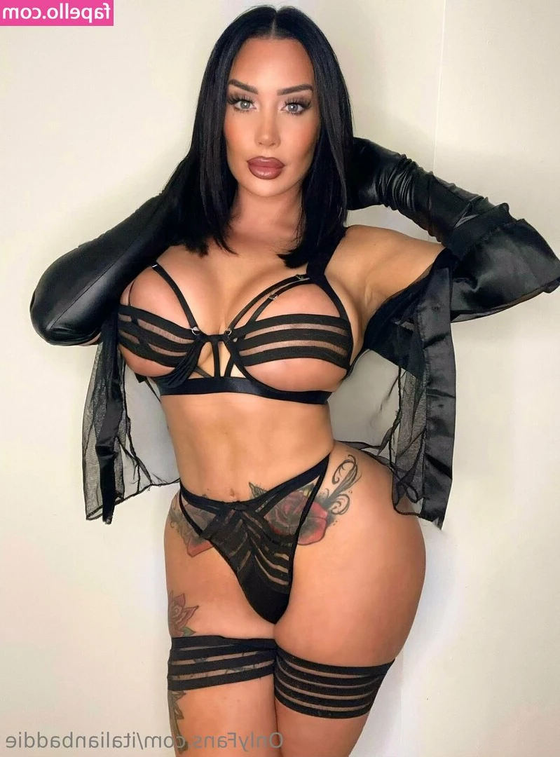 Italianbaddie Liisa [ italianbaddie-liisa ] - After the spanking video... look at the size of my arms vs the size