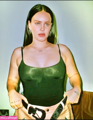 Annemarie - 7월 초 컨탠츠는 본디지 바디수트 입니다! 화보는