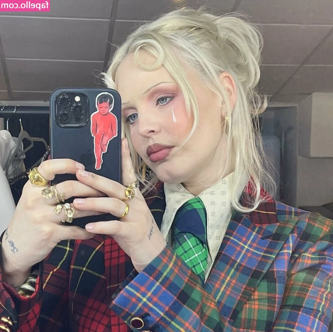 Annemarie - My tail is coming in today 😏☺️🥵🥵