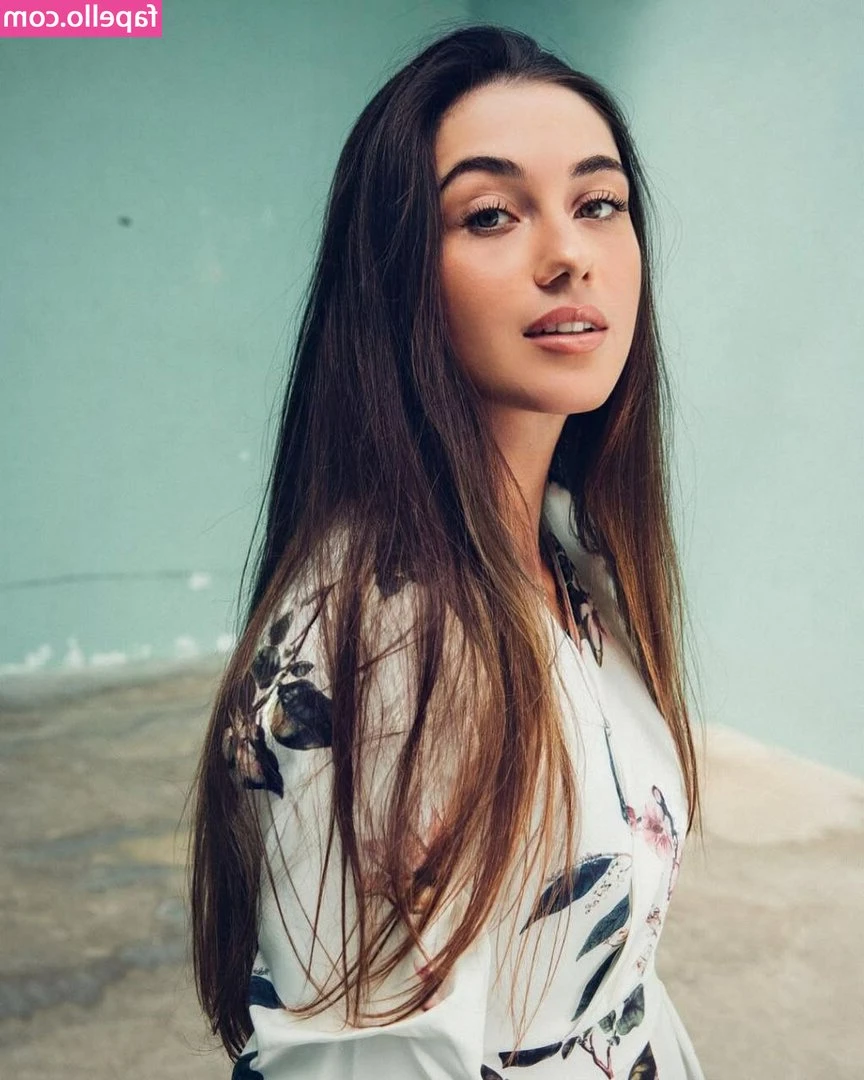 Amina Anshba [ amina-anshba ] - Swipe to pull my dress up 👉