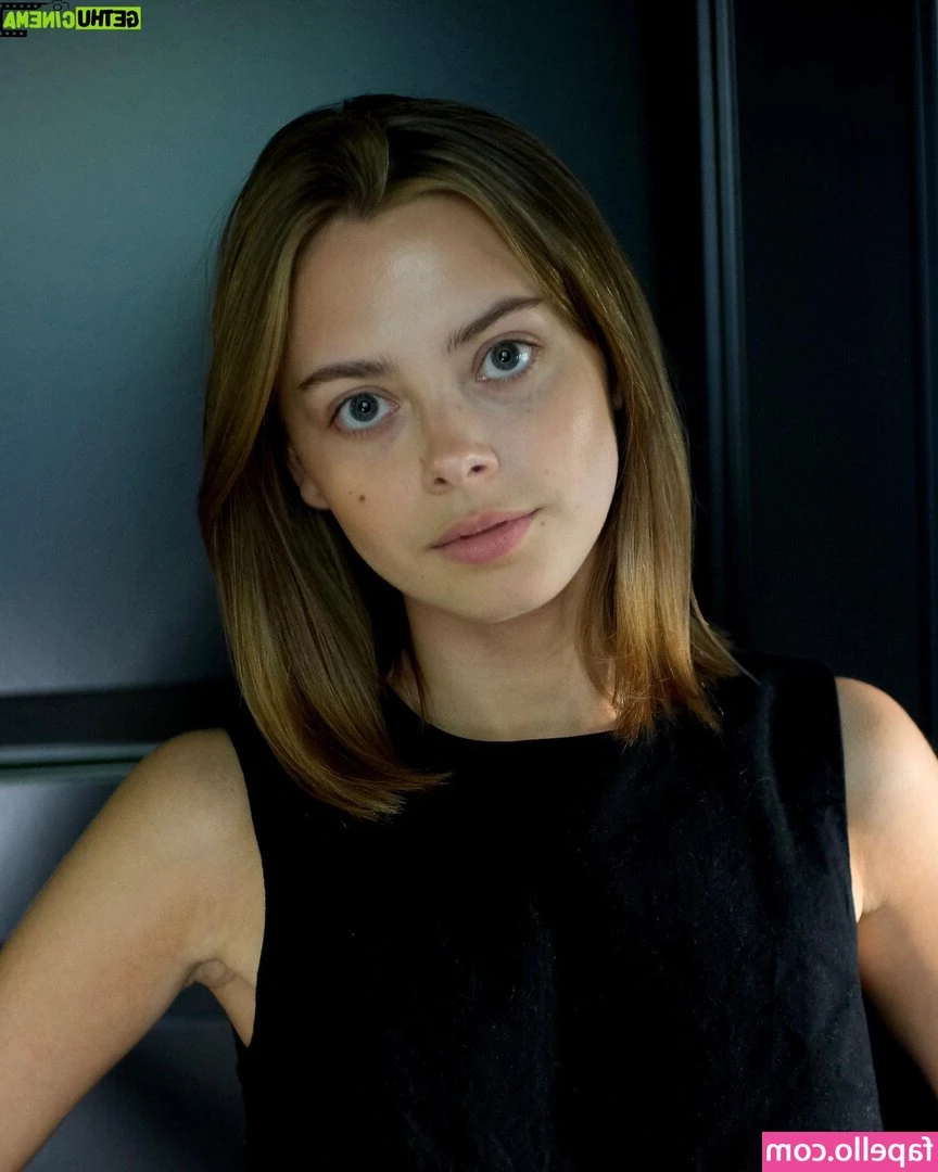 Elli Rhiannon Müller Osborne [ elli-rhiannon-mller-osborne ] - 低角度秀大屁股😊可爱又性感的小兔兔