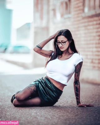 Iamsunny.xo___ [ iamsunny-xo ] - 32 picture set - Part One Teasing you topless in a pair of jeans. 