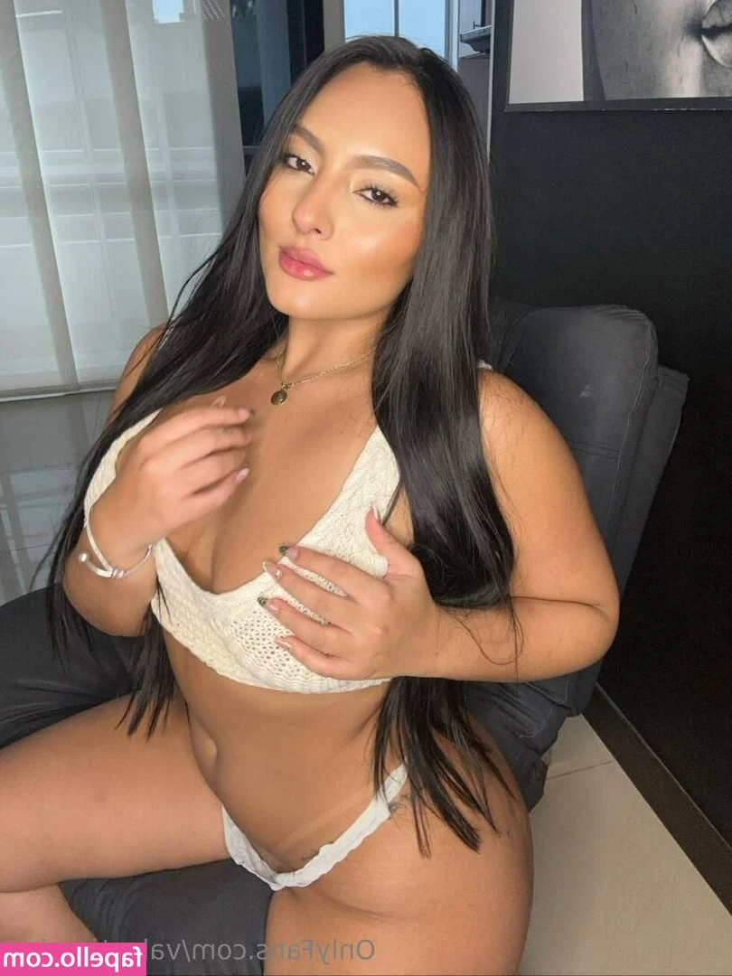 Valentina Atehortua [ valentina-atehortua ] - Shall we take a dip in the hot tub or get right down to business? 😘