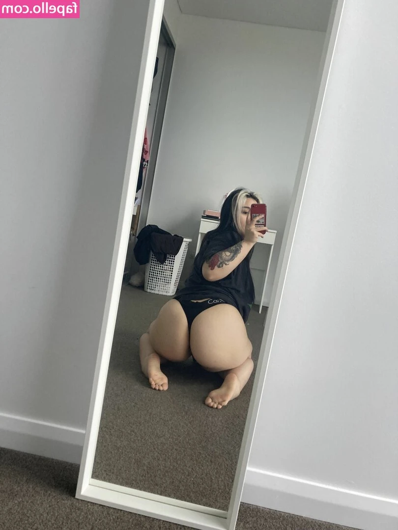 oohluna - Pretty thong - front or back? 🤔