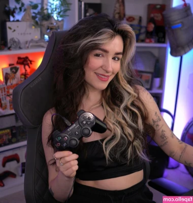 HellionCait - Strip me down on the pavement & fuck me rough 🤤