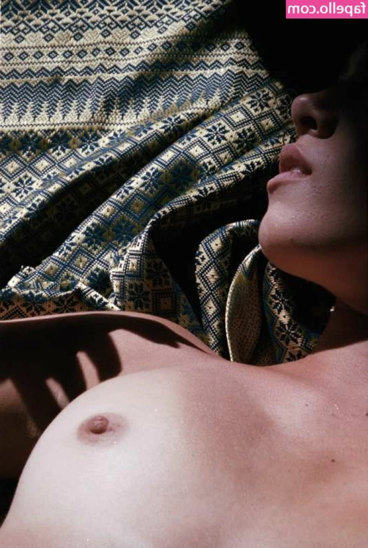 Mademoiselle Oz [ mademoiselle-oz ] - Licking my pits because I can't reach my dick 😜