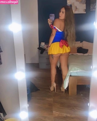 Andrea Flores [ andrea-flores ] - Just in case you were hungry I am here to help 😇