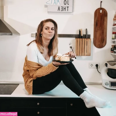 Sarah Kim Gries [ sarah-kim-gries ] - my ass eats like a few inches of dick its so thicc