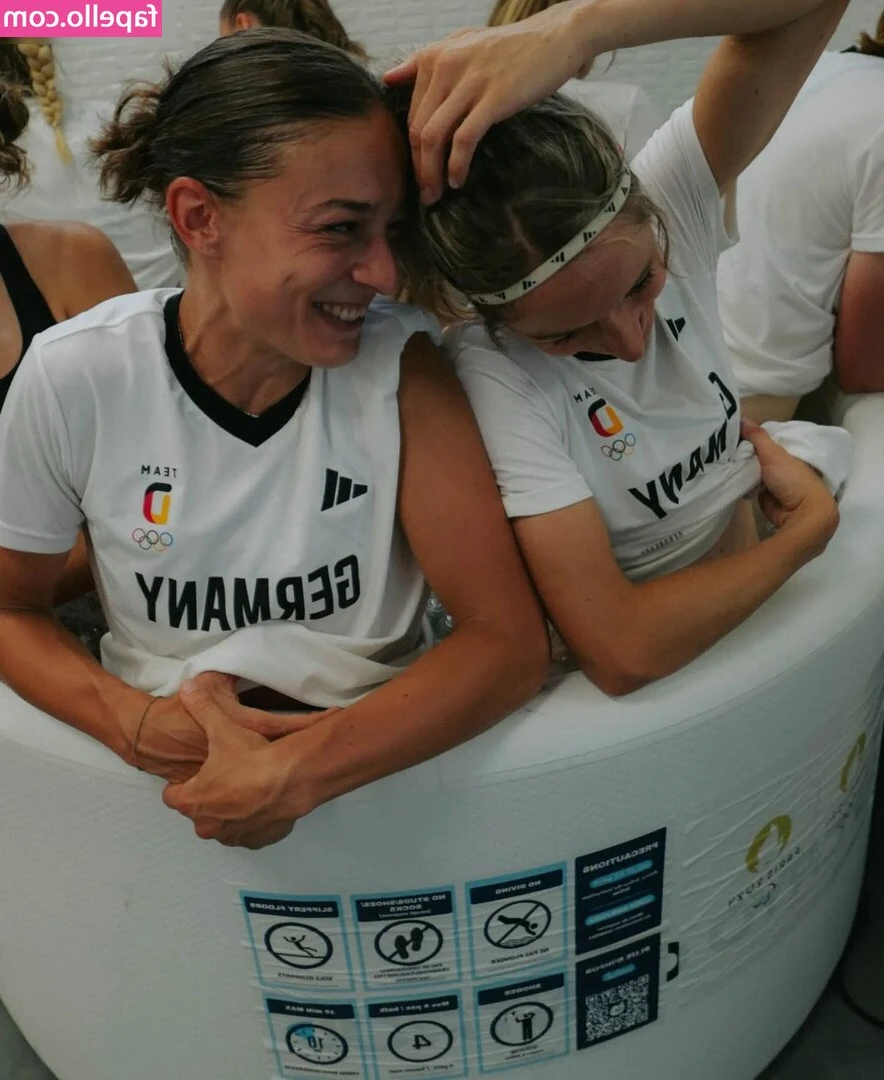Kathrin Hendrich [ kathrin-hendrich ] - Playin with my shork outdoors 🥰🦈