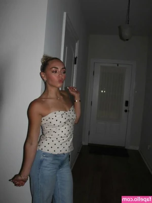 Leah G Miller [ leah-g-miller ] - Shaking what my momma gave me 😜