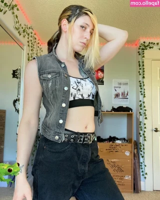 Devi Dionne [ devi-dionne ] - Hairy as fuck