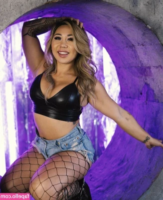 Cryssaboo - It’s the end of the day and I’m ready to cum hard 😏 who’s
