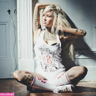 Sara Fabel [ sara-fabel ] - Mmm, I'm sure your dick deserves a lot of attention🍌😏💞 Tip.