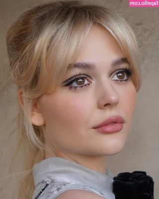 Emily Alyn Lind [ emily-alyn-lind ] - Touch your hard throbbing cock for me