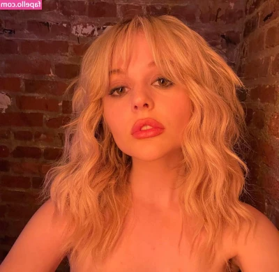 Emily Alyn Lind [ emily-alyn-lind ] - You re trapped under my feet forever worms