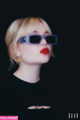 Emily Alyn Lind [ emily-alyn-lind ] - Wanna see my bewb?