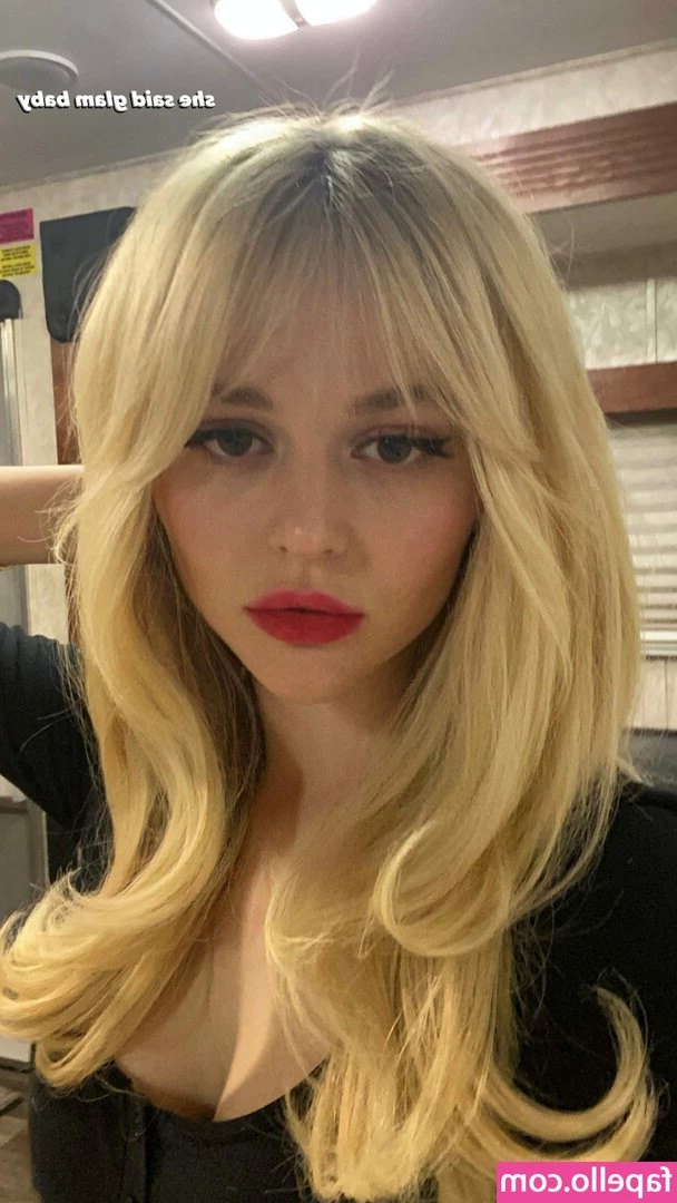 Emily Alyn Lind [ emily-alyn-lind ] - Some morning stretches     Sun s out buns out