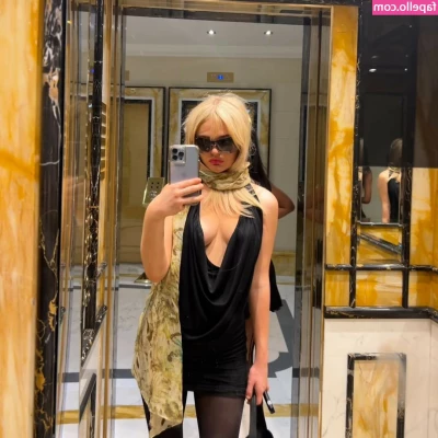 Emily Alyn Lind [ emily-alyn-lind ] - Hey boys  It s flash Friday so that means titties    here is a