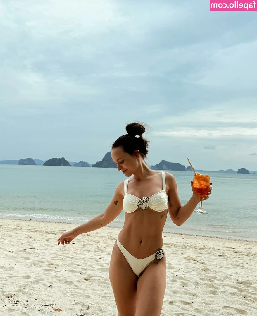 Larissa Manoela [ larissa-manoela ] - Something white always looks pretty on my beautiful body😏💦