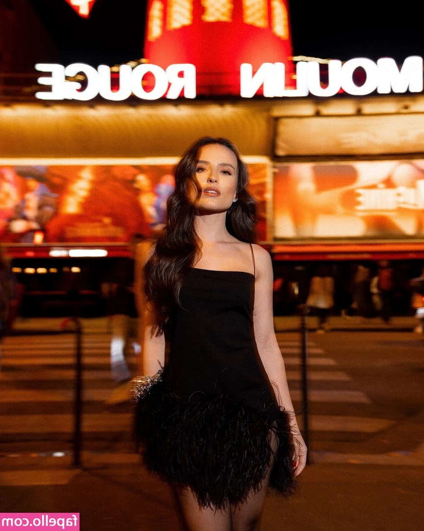 Larissa Manoela [ larissa-manoela ] - I really like this costume) I have many more photos 🥰🎄🔥 part 1