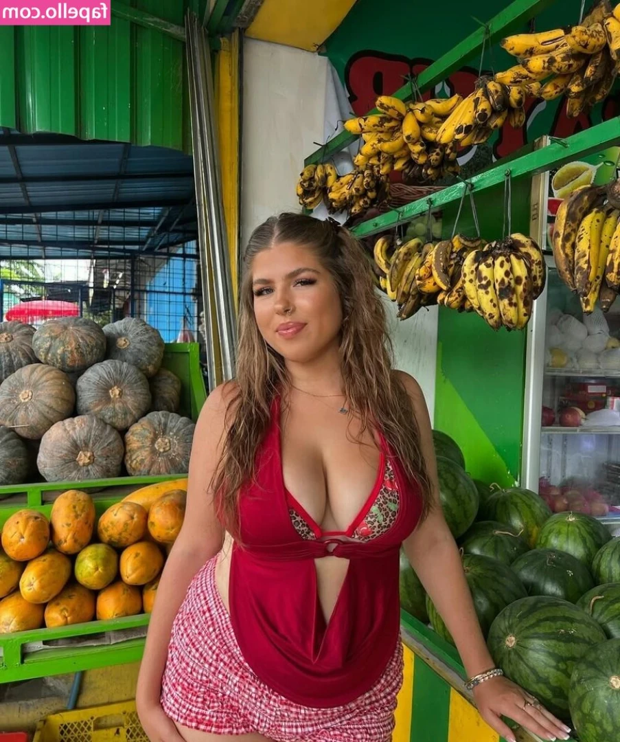 tamarahofficial_ [ tamarahofficial ] - The ass meat is voluptuous.
