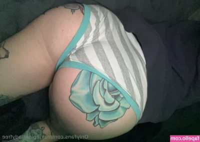 nakieplantladyfree - Its Monday. I Thought maybe you could rub SunTan Lotion on me to make