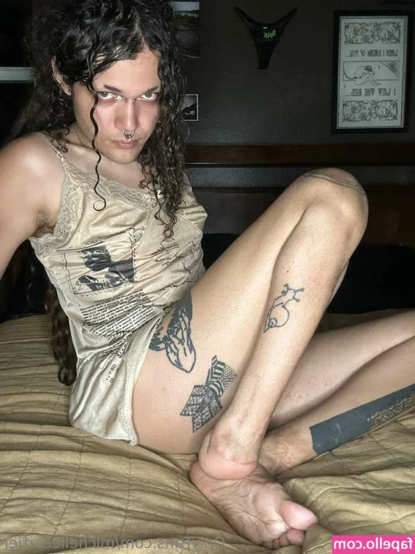 Michelle Cartier [ michelle-cartier ] - Haha u ever goon ur peepee to save a load for ur bro? Caz thats what