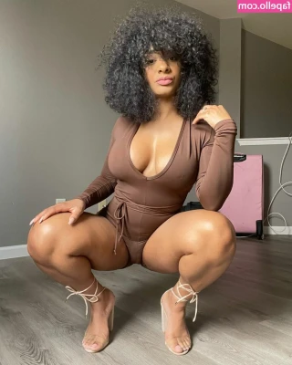 ashaughnfitness - I could crush you with my thighs and suff*cate you but you don’t