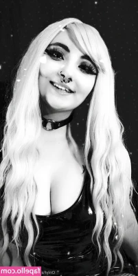 sirennnyxxfree - Stripping down and getting ready