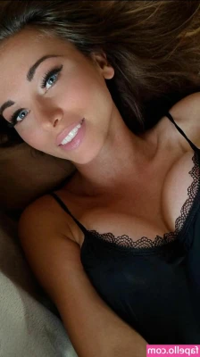 Emyloulove - Daydreaming about being dicked down 😏😏😏.