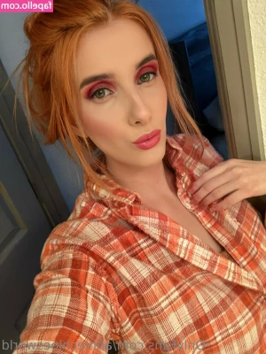 anniechloesworld - How I greet the mail boy