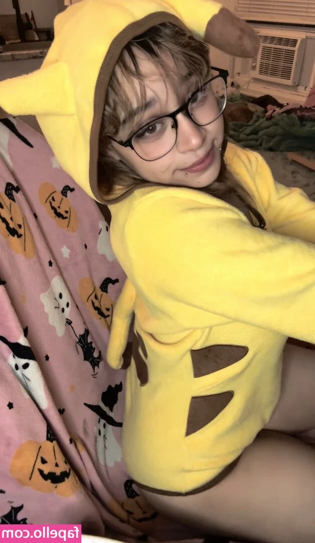 Itzallgrey_ttv [ itzallgrey-ttv ] - What would you do if you caught your neighbor lounging & getting