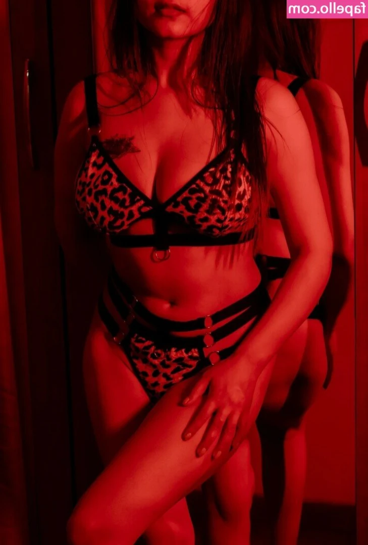 Aayu Choudhary [ aayu-choudhary ] - Una bella doccetta prima di andare a letto ci stava proprio eh😜