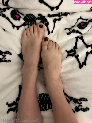 u379586964 - Let’s cuddle (naked) and watch Star Wars pls