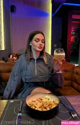 cassie_flower [ cassie-flower ] - Happy Friday 🍑 let’s chat in the dms