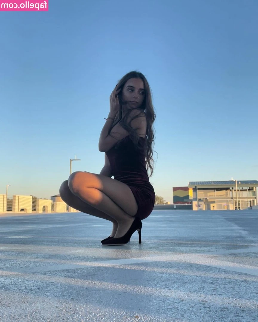 Madisyn Seale [ madisyn-seale ] - Happy Friday! See you online in 5!