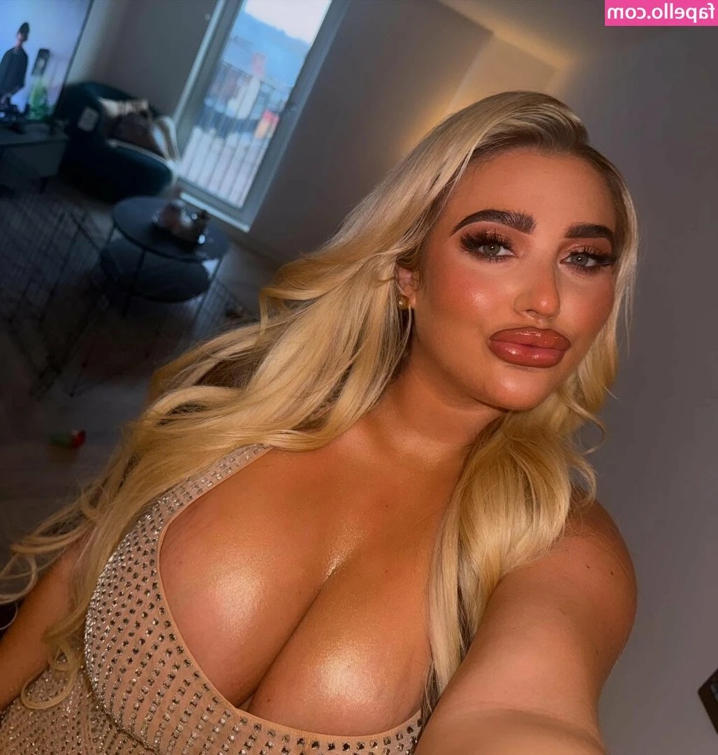 Chloe Amber [ chloe-amber ] - Tip this post If I’m your favorite 🤩 I’m trying to see